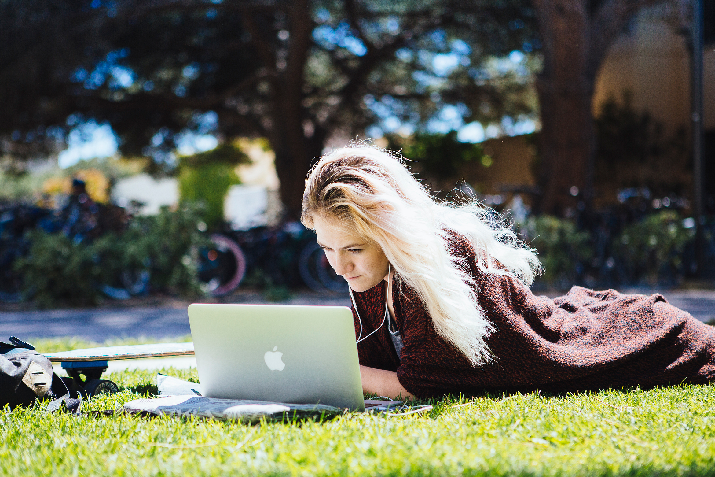 ucsb student using an apple macbook pro